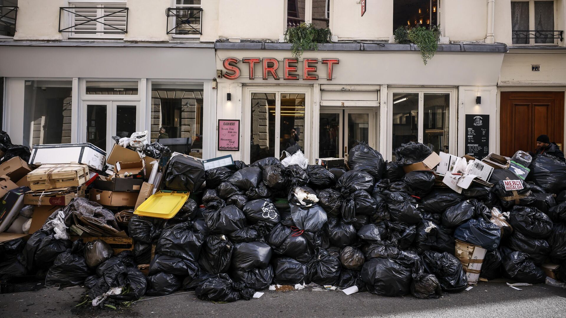 Неубранный мусор на улице в Париже - РИА Новости, 1920, 28.03.2023