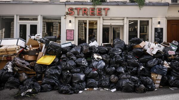 Неубранный мусор на улице в Париже