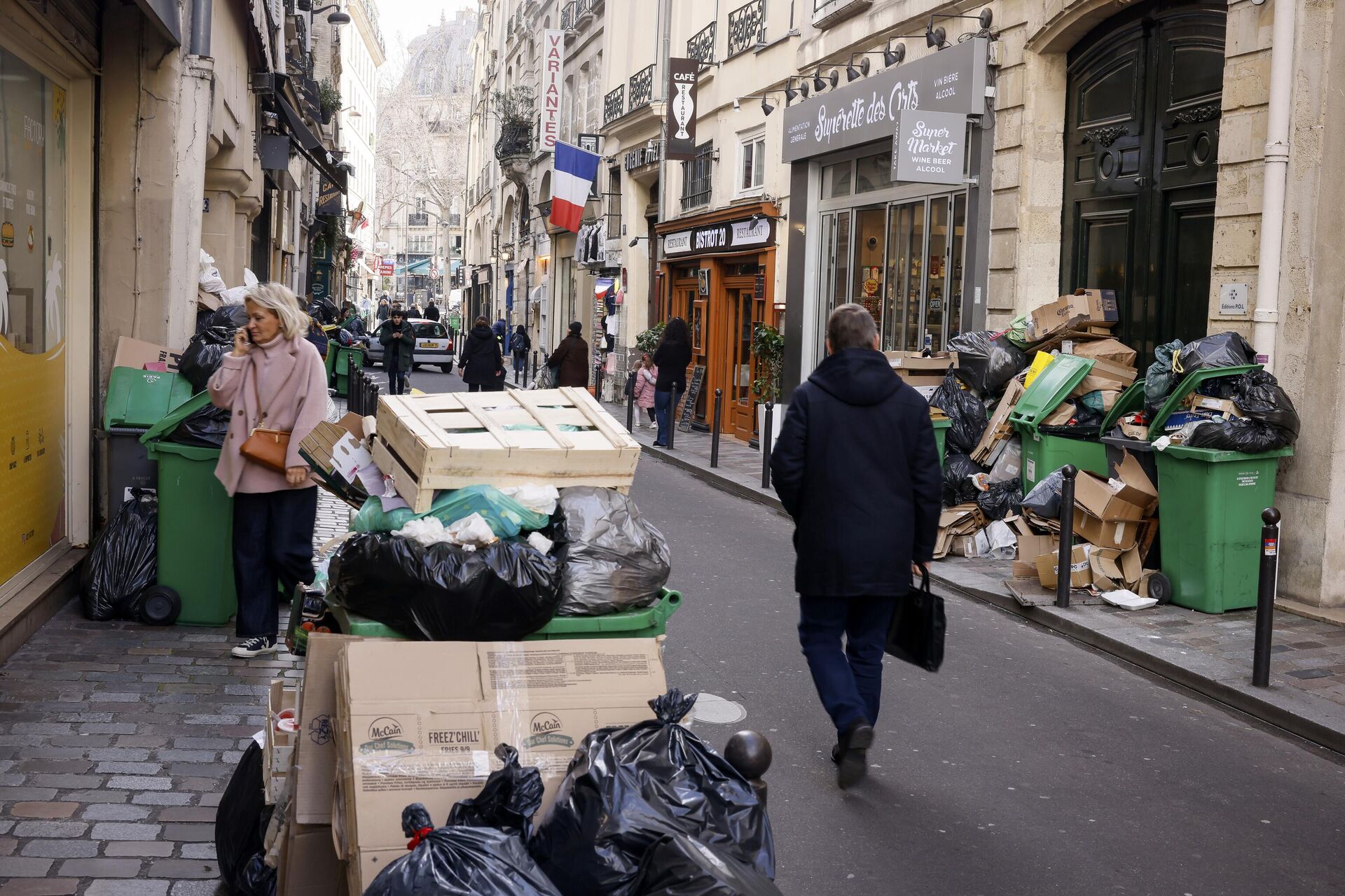 Мужчина проходит мимо неубранного мусора в Париже - РИА Новости, 1920, 17.03.2023