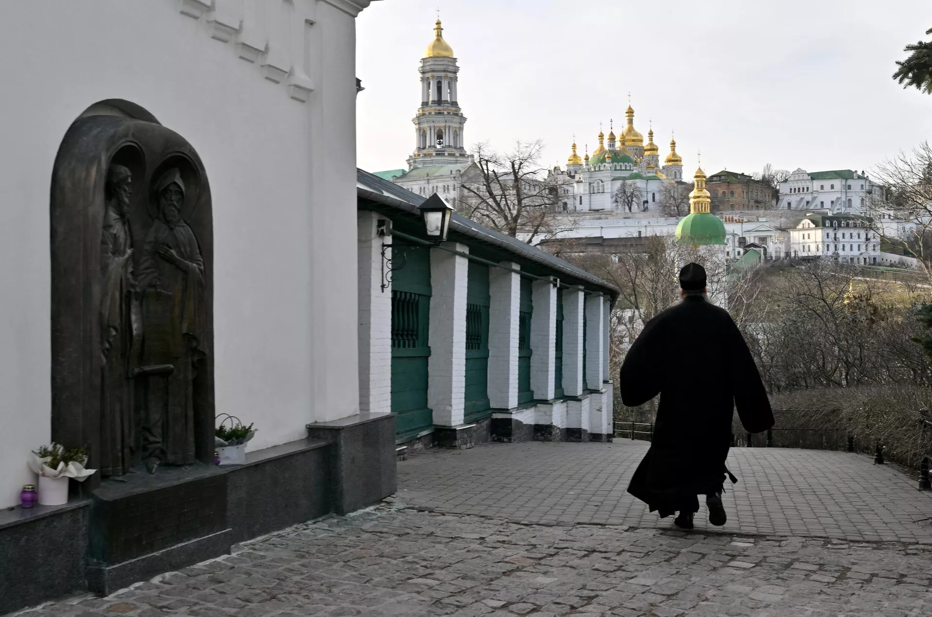 Православный священник идет по территории Киево-Печерской Лавры - РИА Новости, 1920, 17.03.2023