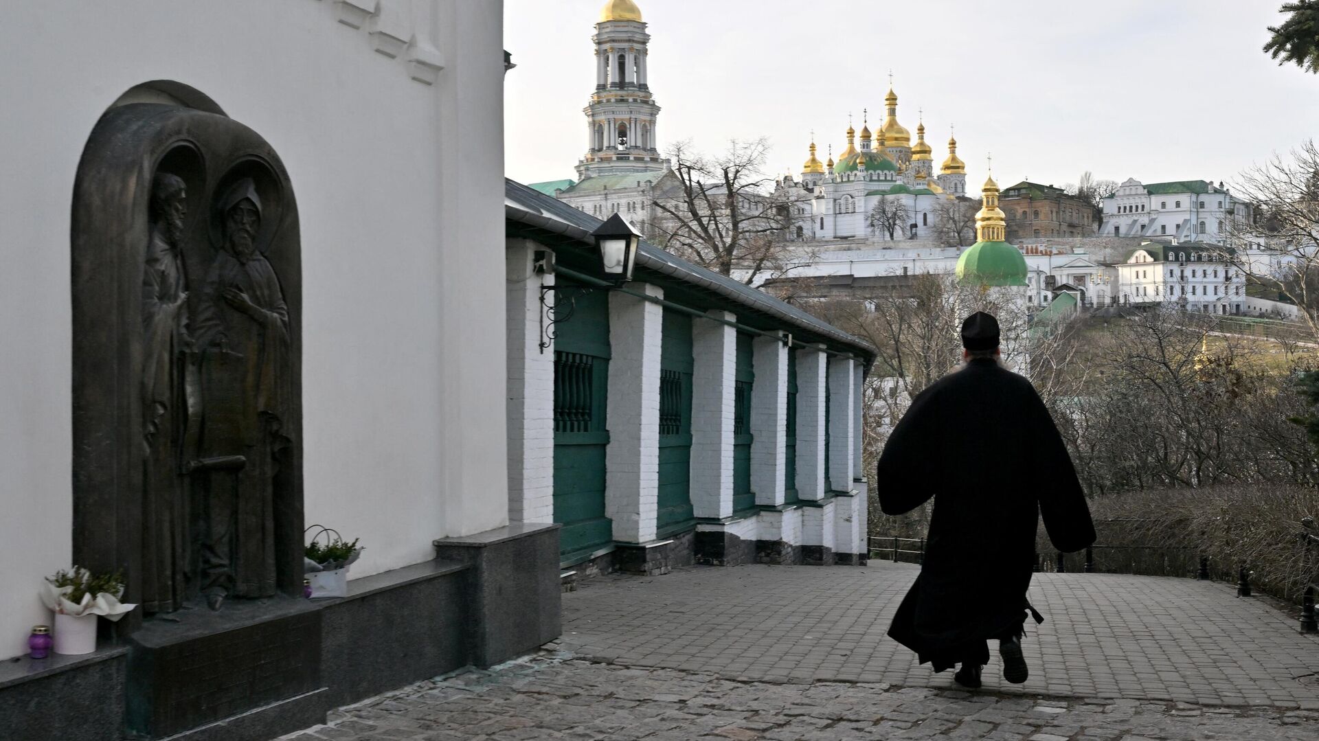 Православный священник идет по территории Киево-Печерской лавры - РИА Новости, 1920, 31.03.2023