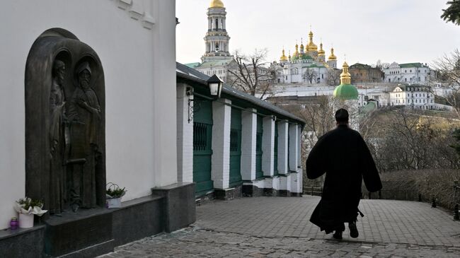 Православный священник идет по территории Киево-Печерской лавры