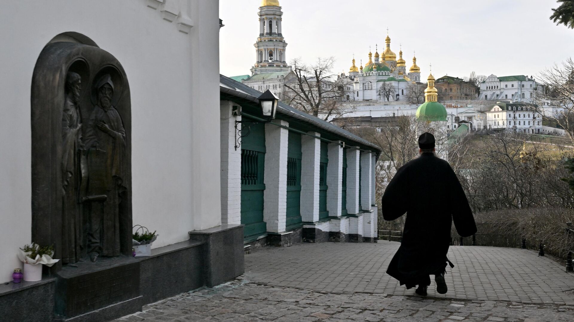Православный священник идет по территории Киево-Печерской лавры - РИА Новости, 1920, 31.03.2023