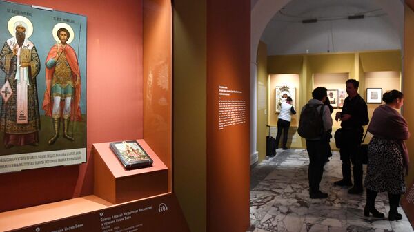 Посетители на выставке Небесное воинство. Образ и почитание в выставочном зале Успенской звонницы Московского Кремля