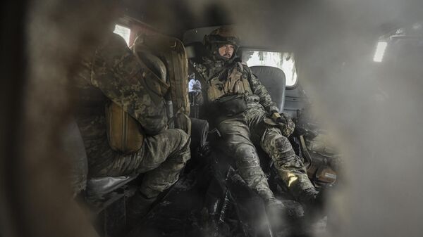 Украинские военные перевозят тело погибшего солдата ВСУ в машине скорой помощи. Архивное фото