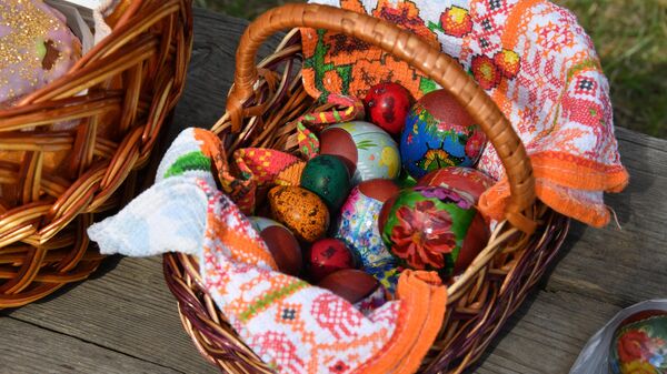 Верующие освящают пасхальные куличи и яйца