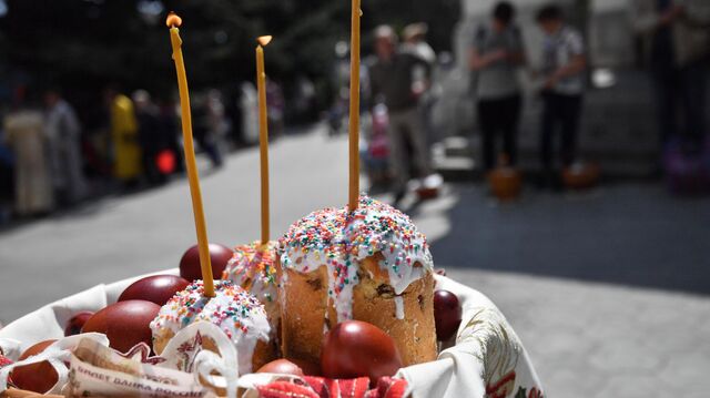 Приснился большой стол с едой и много людей