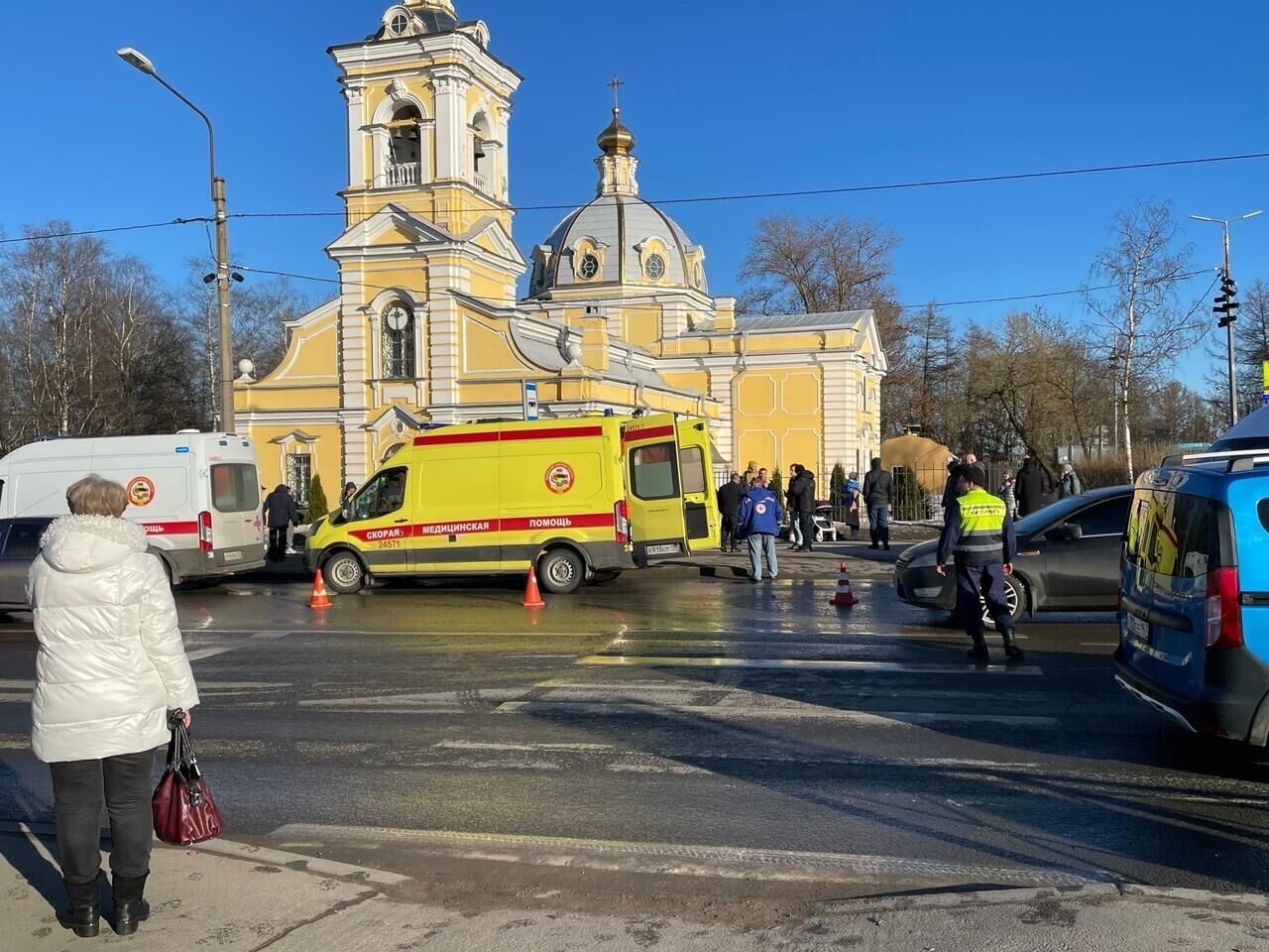 В ДТП на остановке в Красном Селе пострадали трое взрослых и два ребенка -  РИА Новости, 17.03.2023