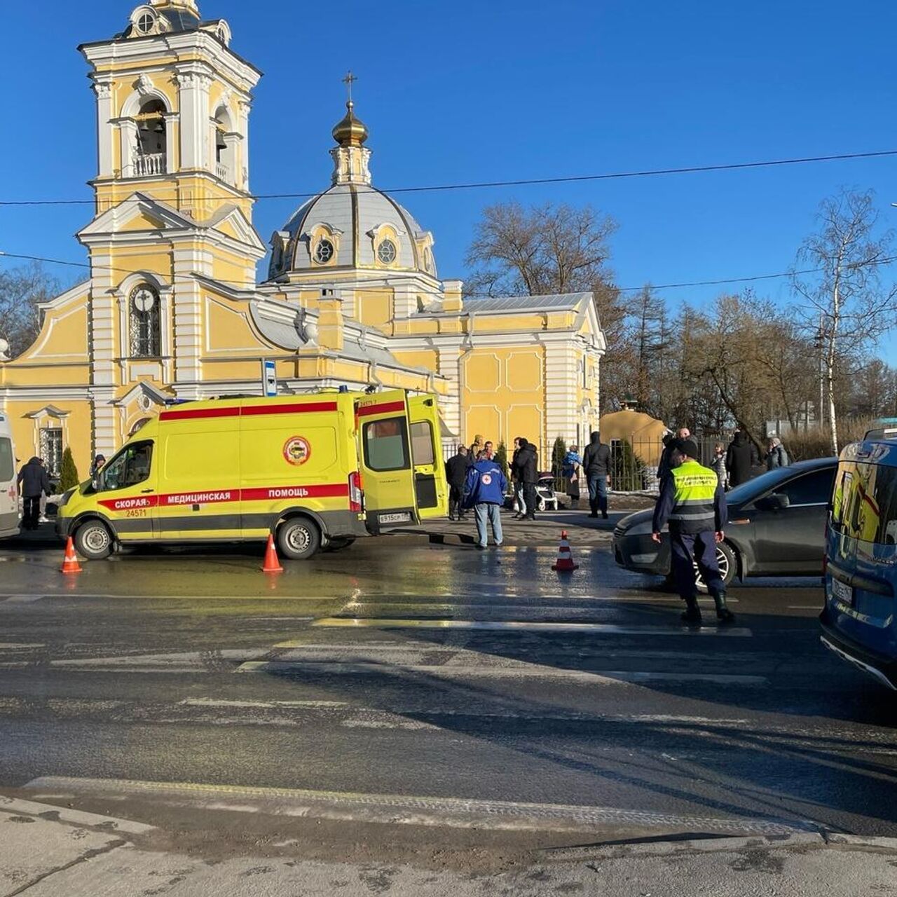 В ДТП на остановке в Красном Селе пострадали трое взрослых и два ребенка -  РИА Новости, 17.03.2023