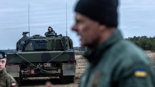 Украинские военнослужащие проходят обучение на военной базе в Свентошуве, Польша