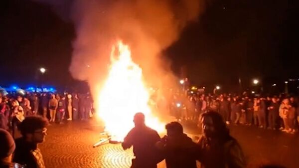 Дым и огонь в центре Парижа: французы протестуют против пенсионной реформы