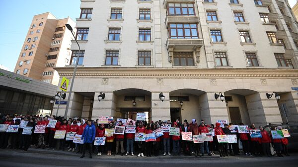 Участники акции Крым с Россией навсегда стоят с плакатами у посольства Великобритании в Москве