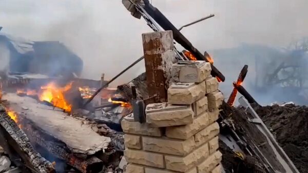 Густой дым и разрушенные дома: последствия обстрела Харцызска украинской армией