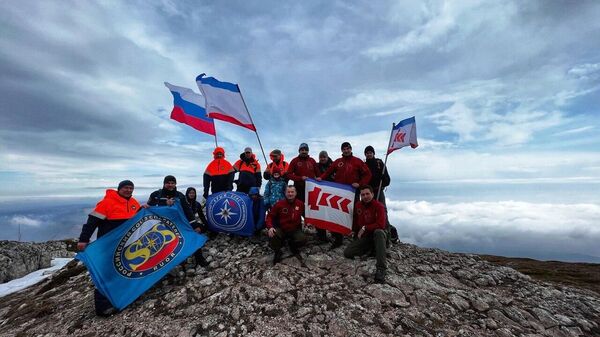 Спасатели установили российский триколор на вершине горы Чатыр-Даг в Крыму