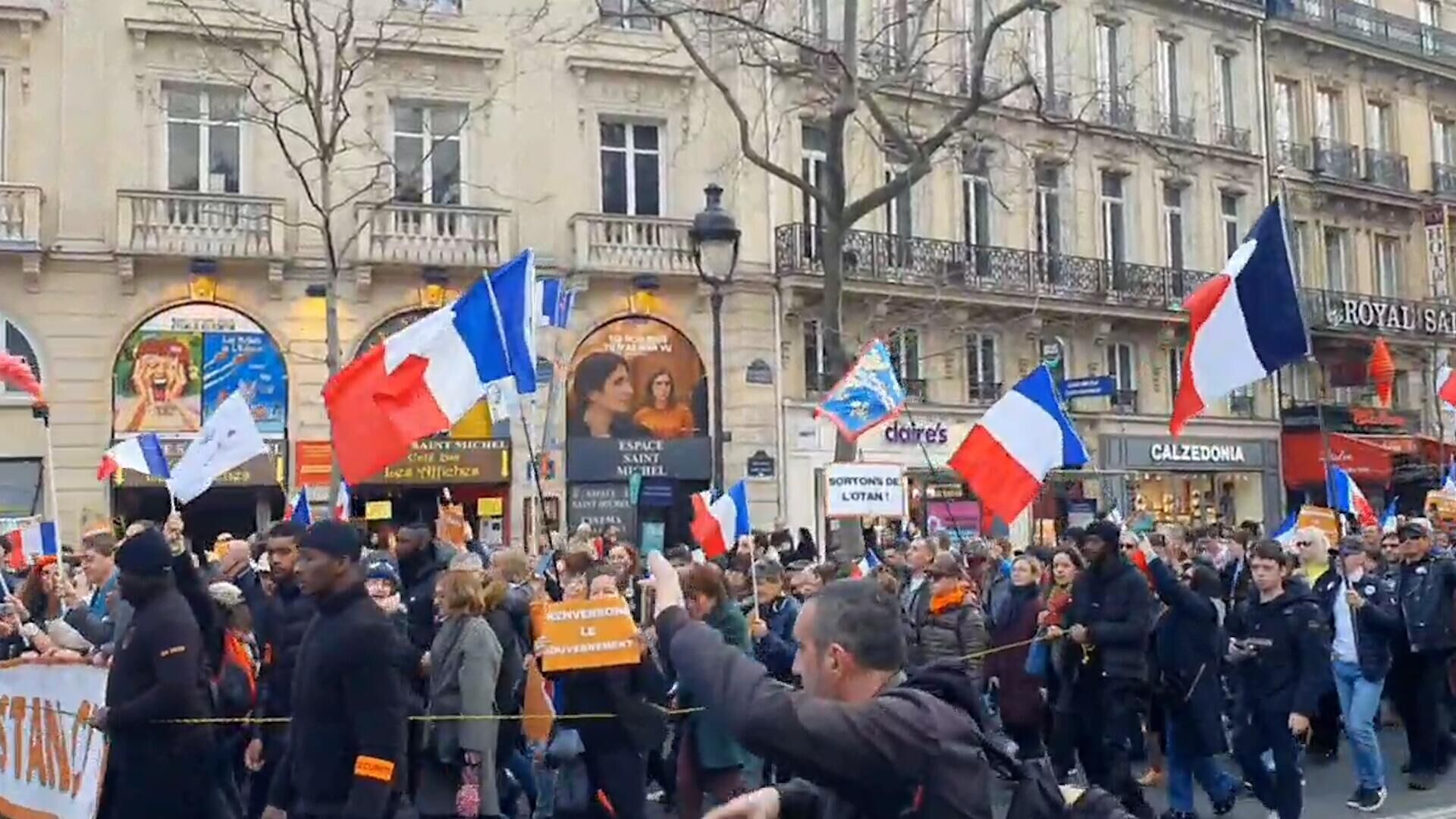 Массовый марш в Париже против поставок Украине вооружения - РИА Новости, 1920, 18.03.2023