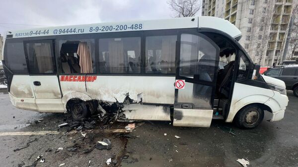 Последствия столкновения автомобиля и автобуса малого класса в Пензе