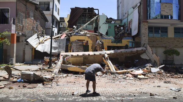 Рухнувшее после землетрясения здание в Мачале, Эквадор