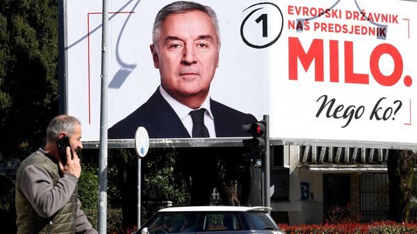 Предвыборный рекламный щит с президентом Черногории Мило Джукановичем в Подгорице