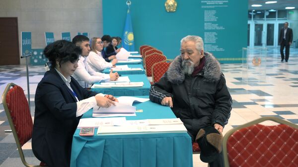 Мужчина регистрируется на избирательном участке в Астане на внеочередных парламентских выборах в Казахстане