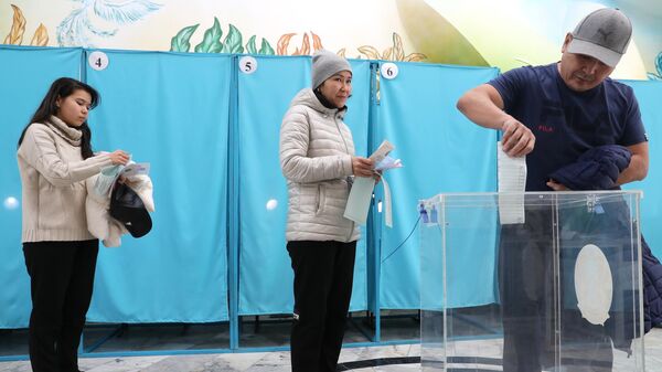 Люди на избирательном участке в Алма-Ате на внеочередных парламентских выборах в Казахстане