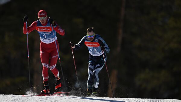 Лыжники Александр Большунов и Сергей Устюгов на дистанции 30 км скиатлона среди мужчин на чемпионате России по лыжным гонкам в Тюмени.