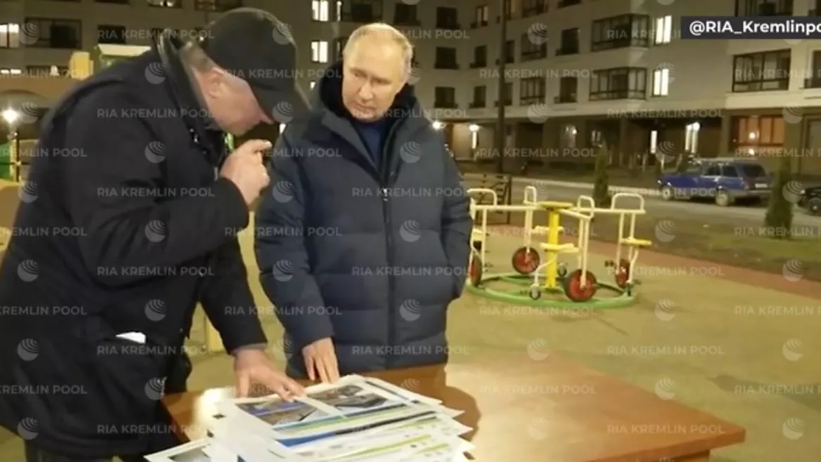 Марат Хуснуллин и Владимир Путин на детской площадке в Мариуполе - РИА Новости, 1920, 26.03.2023