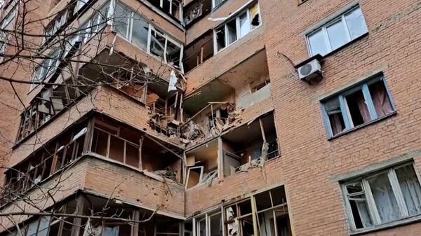 Разрушенные балконы и выбитые стекла: снаряд ВСУ попал в жилой дом в Донецке