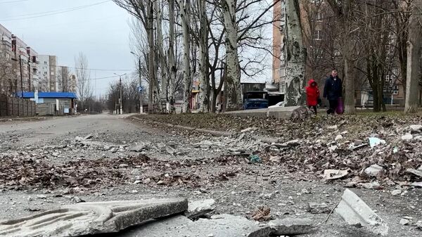 Выбитые окна и обугленная земля: последствия обстрела Петровского района Донецка