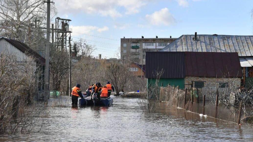 В Саратовской области водитель скорой спас мужчину во время половодья - РИА Новости, 1920, 18.03.2023