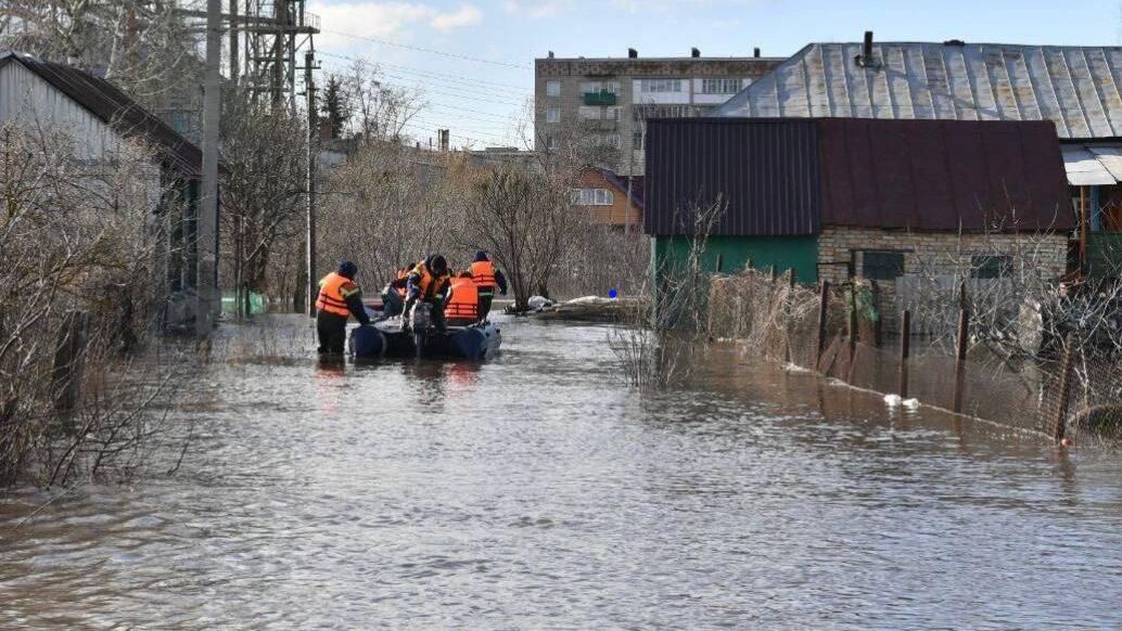 В Саратовской области водитель скорой спас мужчину во время половодья - РИА Новости, 1920, 18.03.2023