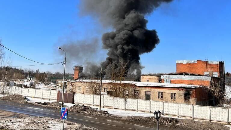 Возгорание в трех грузовых автомобилях в поселке Щапово в Новой Москве - РИА Новости, 1920, 19.03.2023