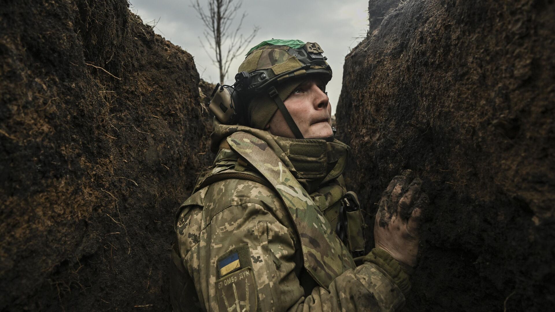 Украинский военнослужащий укрывается в окопе - РИА Новости, 1920, 20.03.2023