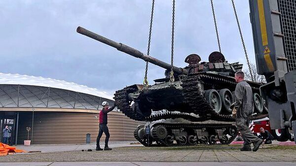 Установка российского танка перед Музеем свободы в голландском Грусбеке. 17 марта 2023