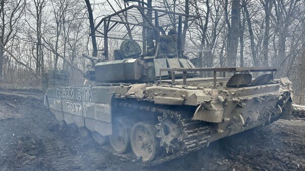 Танк Т-72Б3М уходит на боевую задачу