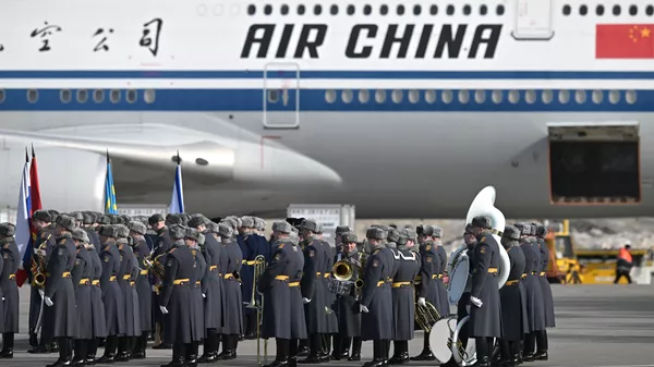 Skupina čestné stráže před uvítacím ceremoniálem pro čínského prezidenta Si Ťin-pchinga, který přijel do Moskvy na státní návštěvu, na letišti Vnukovo-2