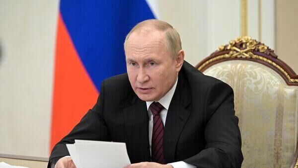 LIVE: Путин принимает участие в совещании с представителями МВД