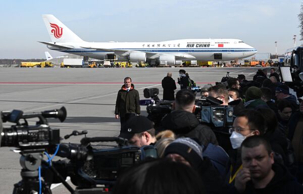 Журналисты на церемонии встречи председателя КНР Си Цзиньпина, прибывшего в Москву с государственным визитом, в аэропорту Внуково-2