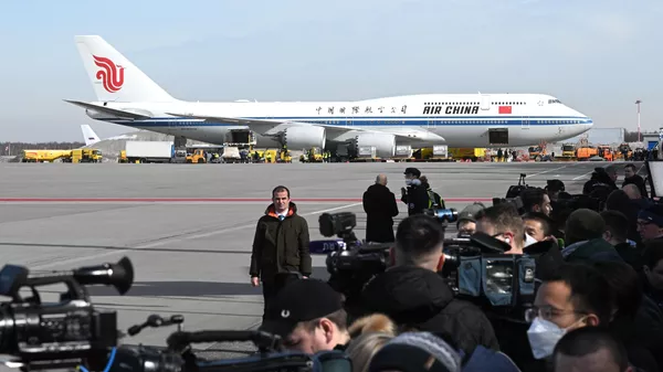 Novináři na uvítací ceremonii čínského prezidenta Si Ťin-pchinga, který přiletěl do Moskvy na státní návštěvu, na letišti Vnukovo-2