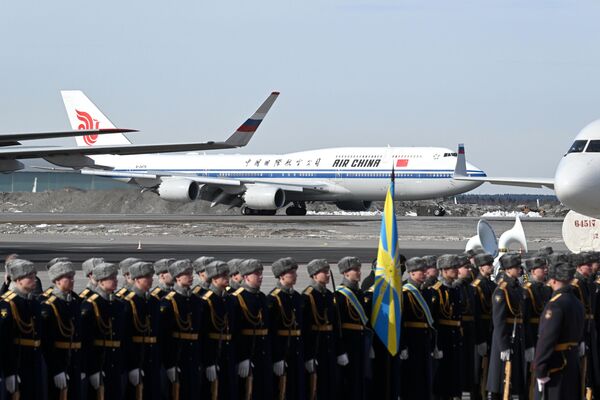 Военнослужащие роты почетного караула на церемонии встречи председателя КНР Си Цзиньпина, прибывшего в Москву с государственным визитом, в аэропорту Внуково-2