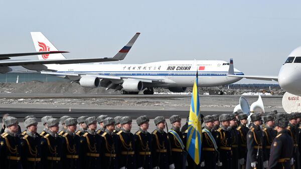 Военнослужащие роты почетного караула на церемонии встречи председателя КНР Си Цзиньпина, прибывшего в Москву с государственным визитом, в аэропорту Внуково-2