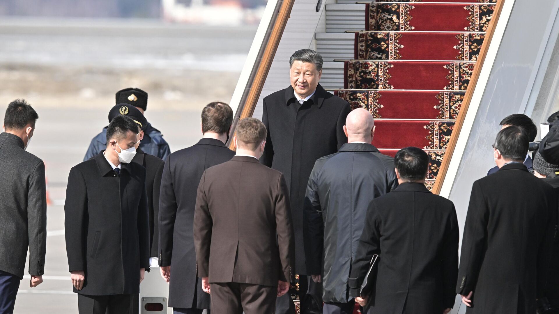 Председатель КНР Си Цзиньпин, прибывший в Москву с государственным визитом, во время церемонии встречи в аэропорту - РИА Новости, 1920, 20.03.2023