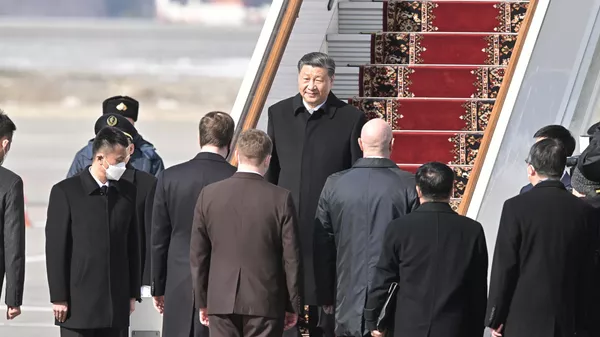 Čínský prezident Si Ťin-pching, který přicestoval do Moskvy na státní návštěvu, během uvítacího ceremoniálu na letišti