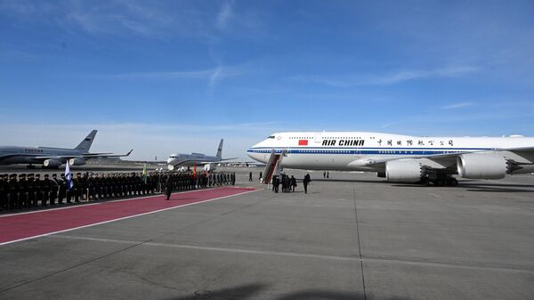 Самолет Boeing 747-89L с председателем КНР Си Цзиньпином на борту, прибывшим в Москву с государственным визитом