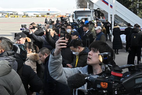 Журналисты на церемонии встречи председателя КНР Си Цзиньпина, прибывшего в Москву с государственным визитом, в аэропорту Внуково-2.