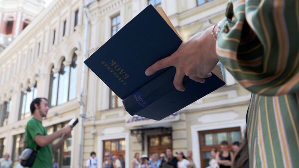 Участники уличного перформанса читают стихи на празднике в центре Москвы