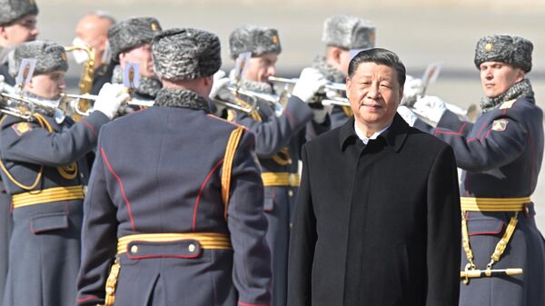 Председатель КНР Си Цзиньпин, прибывший в Москву с государственным визитом, во время церемонии встречи в аэропорту