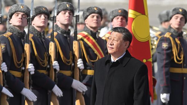 Председатель КНР Си Цзиньпин, прибывший в Москву с государственным визитом, во время церемонии встречи в аэропорту