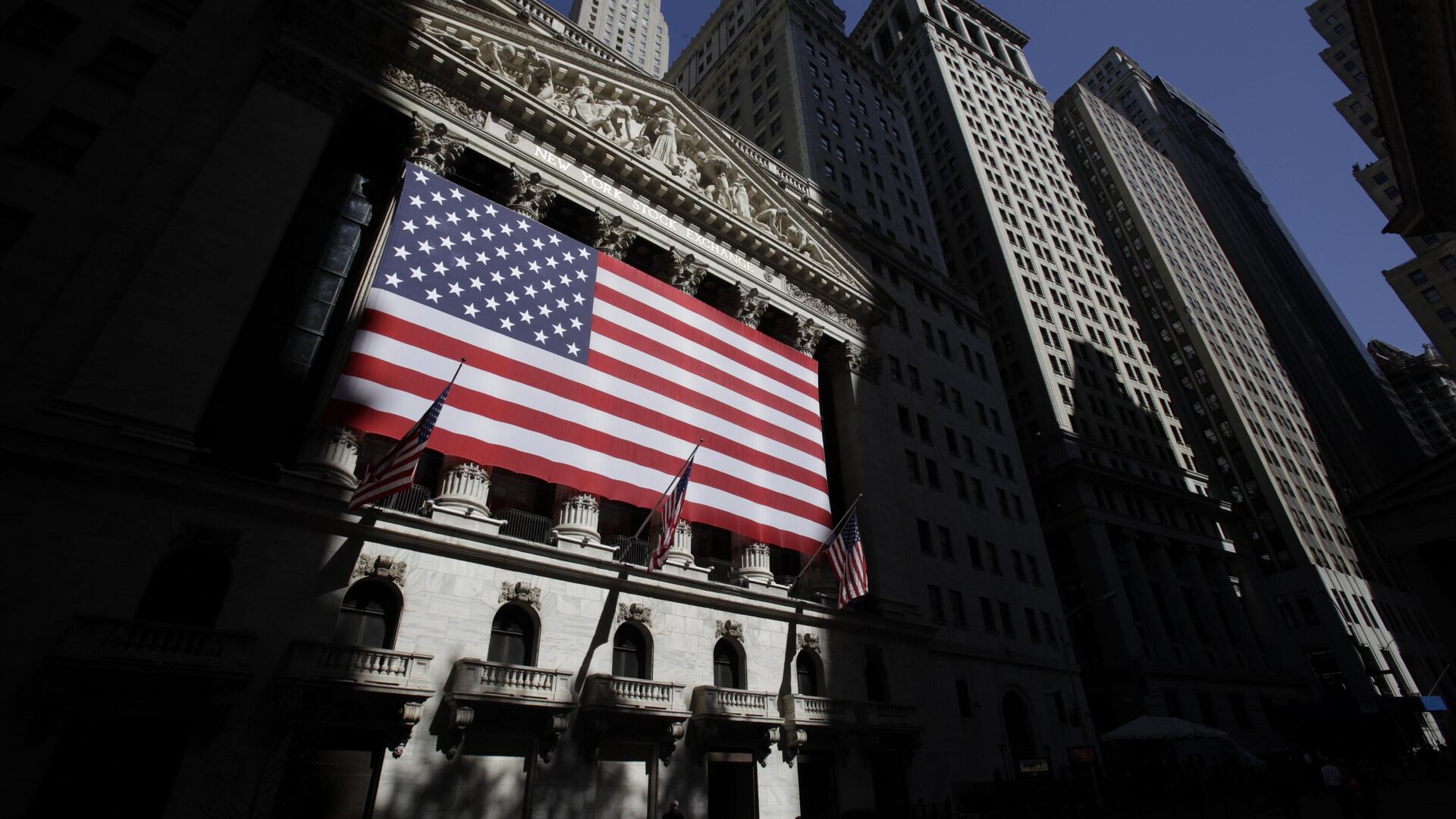 Флаг США на здании Нью-Йоркской фондовой биржи - РИА Новости, 1920, 03.04.2023