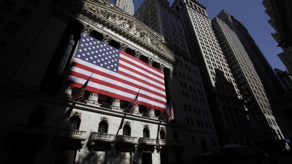 Флаг США на здании Нью-Йоркской фондовой биржи 