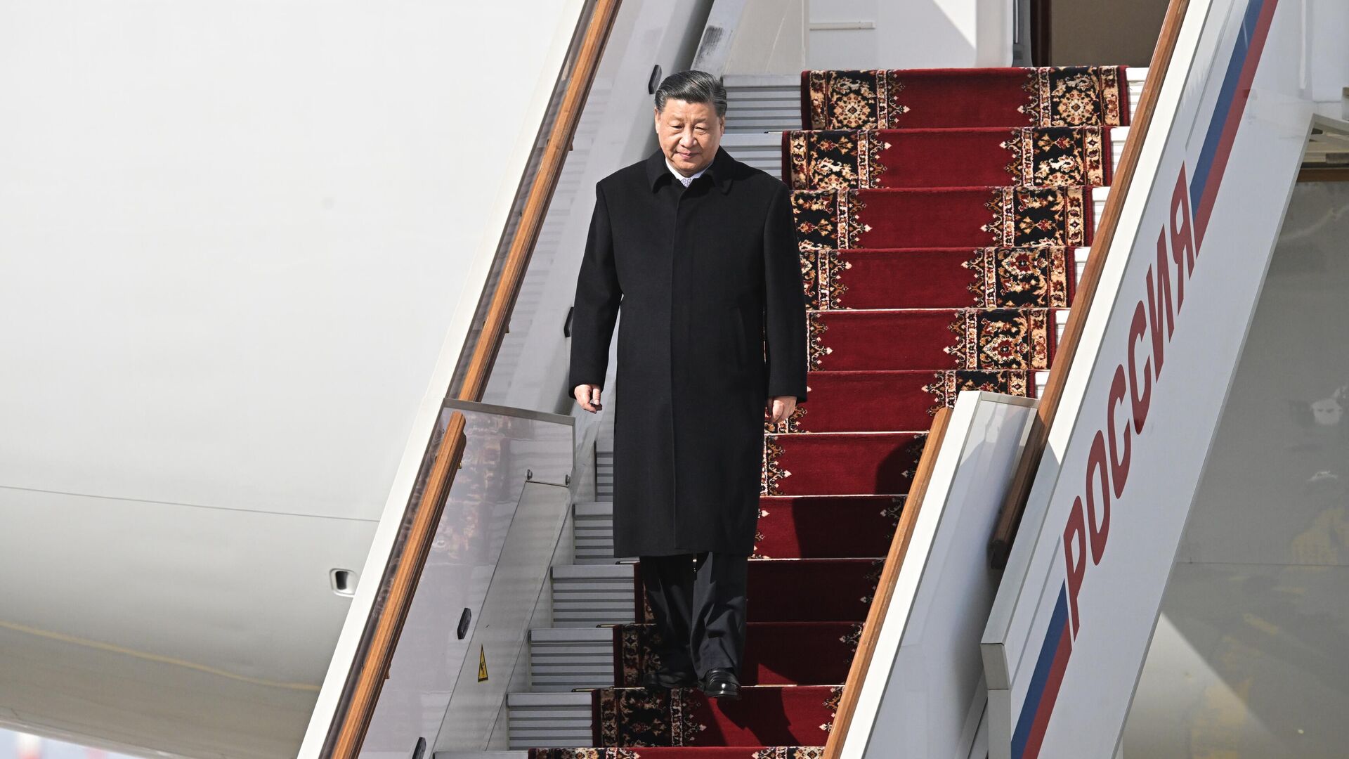 Председатель КНР Си Цзиньпин, прибывший в Москву с государственным визитом, во время церемонии встречи в аэропорту - РИА Новости, 1920, 21.03.2023